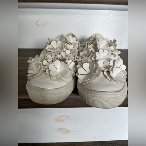 White Floral Applique Slip-on Sneakers - Size 8 - Picture 5 of 7